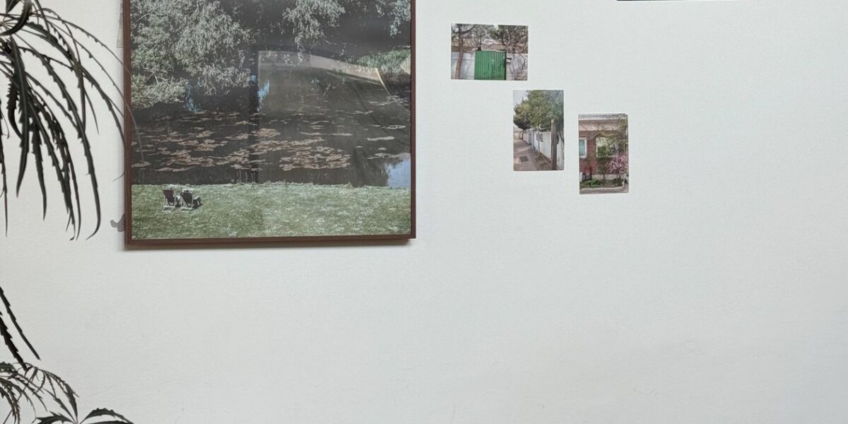 Customized wall design with wall art and accent lighting