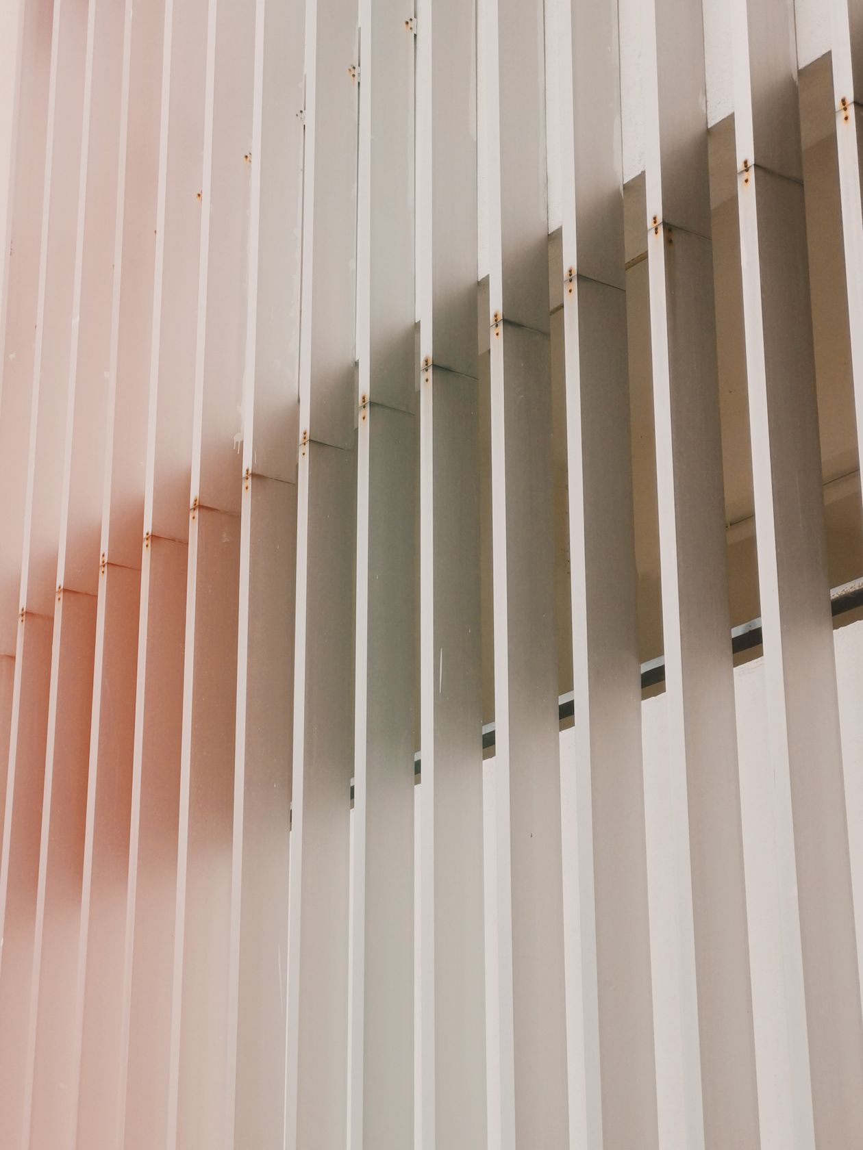 Vertical aluminium panel customized wall design