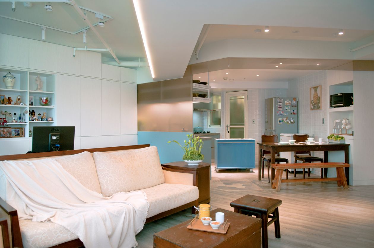 Home storage hacks cozy living room with open shelving